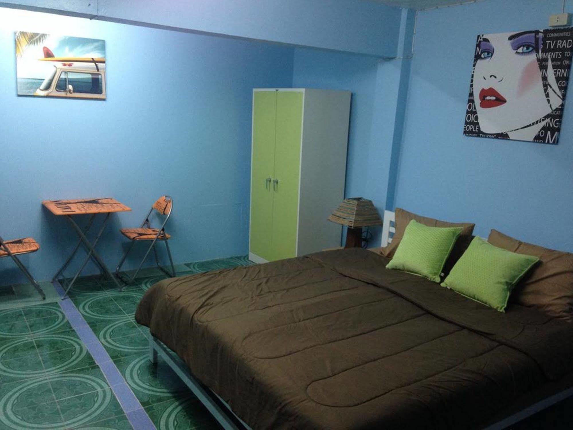 Room At Surat سوراثاني المظهر الخارجي الصورة