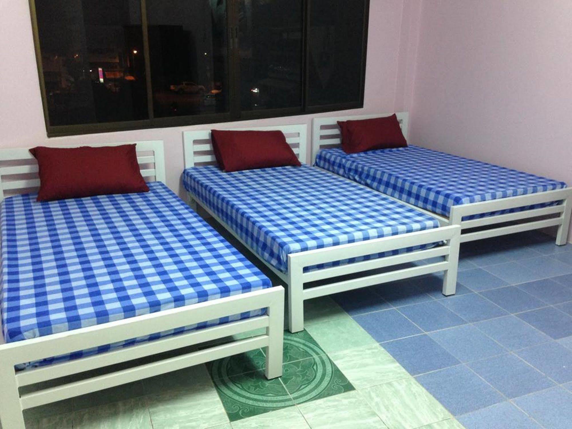 Room At Surat سوراثاني المظهر الخارجي الصورة