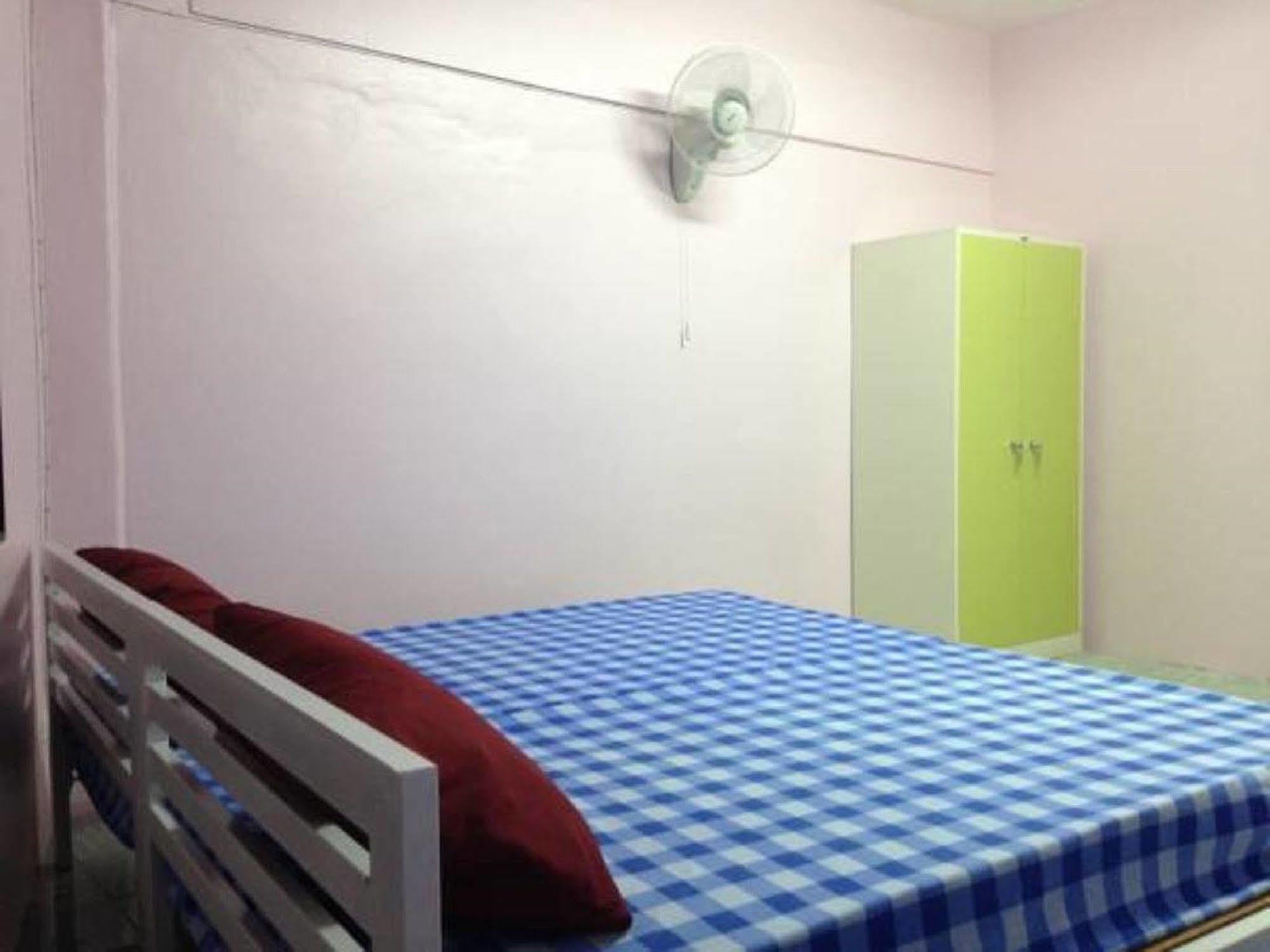 Room At Surat سوراثاني المظهر الخارجي الصورة