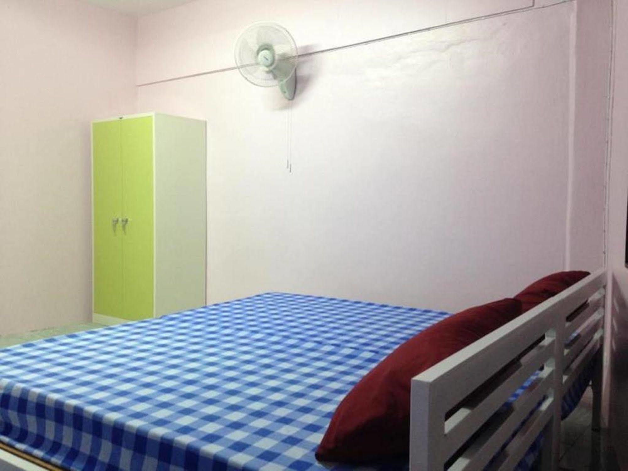 Room At Surat سوراثاني المظهر الخارجي الصورة